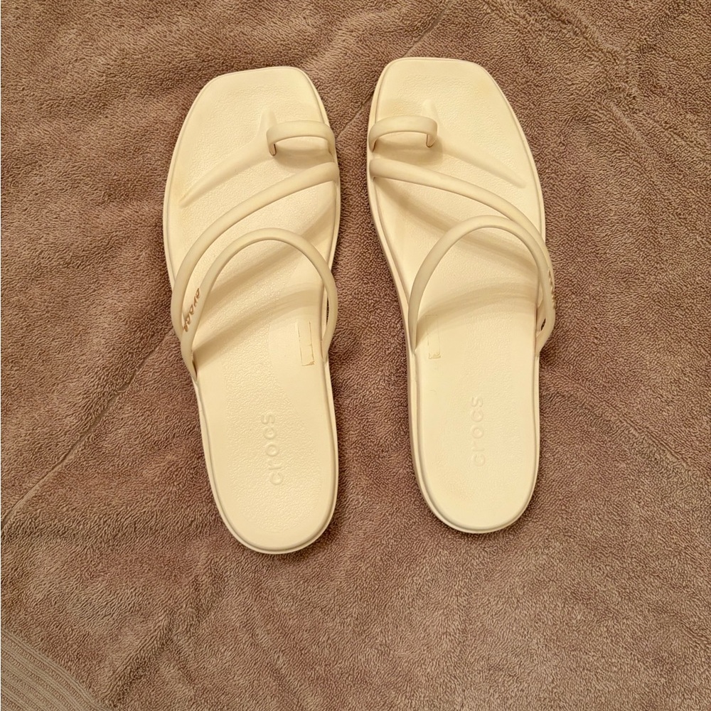 Crocs womens Miami Toe Loop Sandal size 11 color “dew”